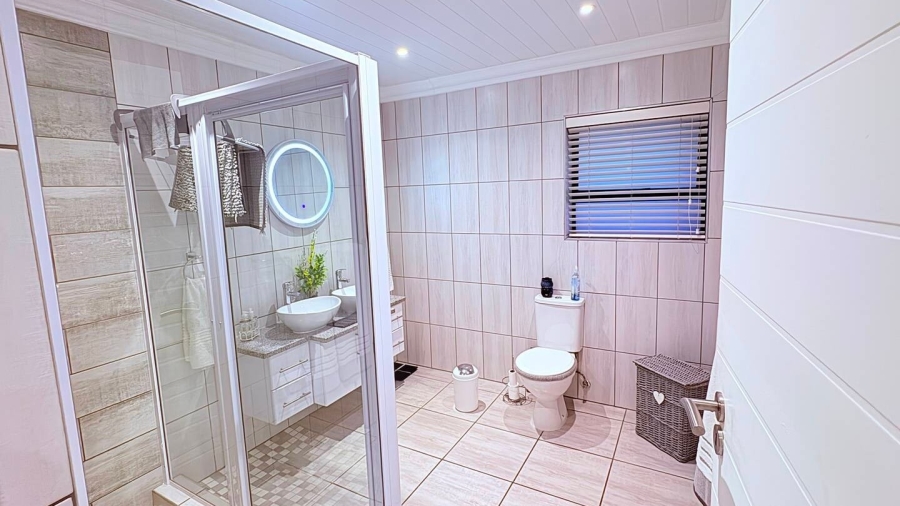 5 Bedroom Property for Sale in Reebok Western Cape